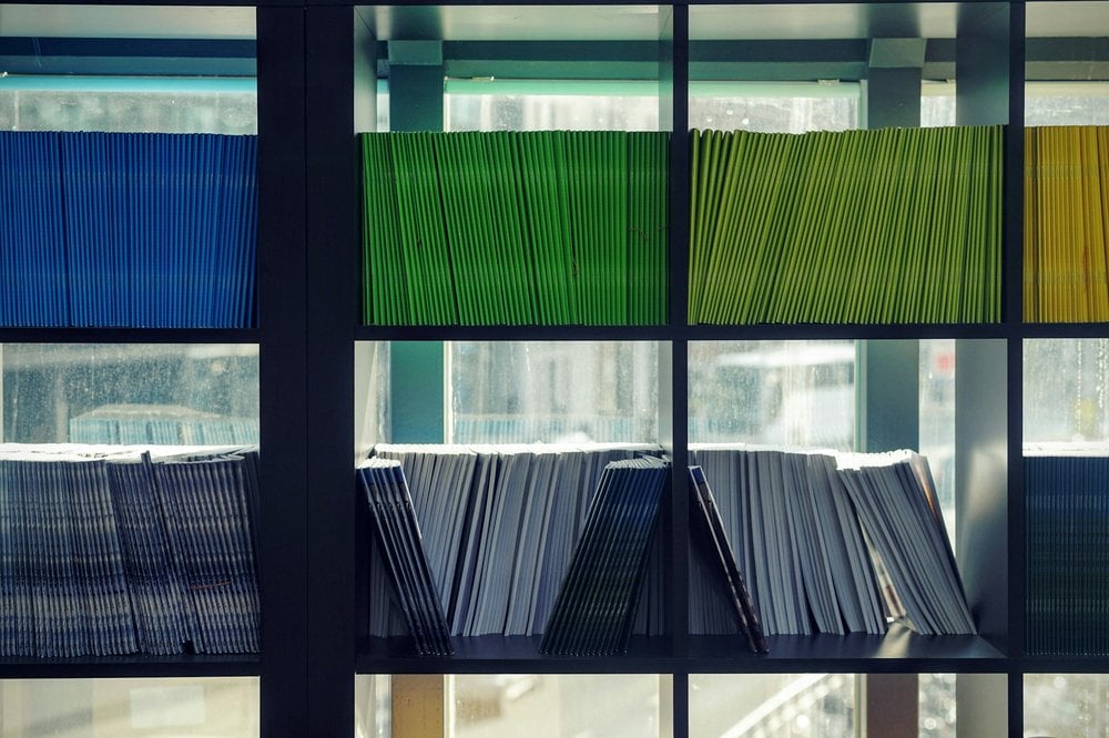 A photo of a library bookcase.
